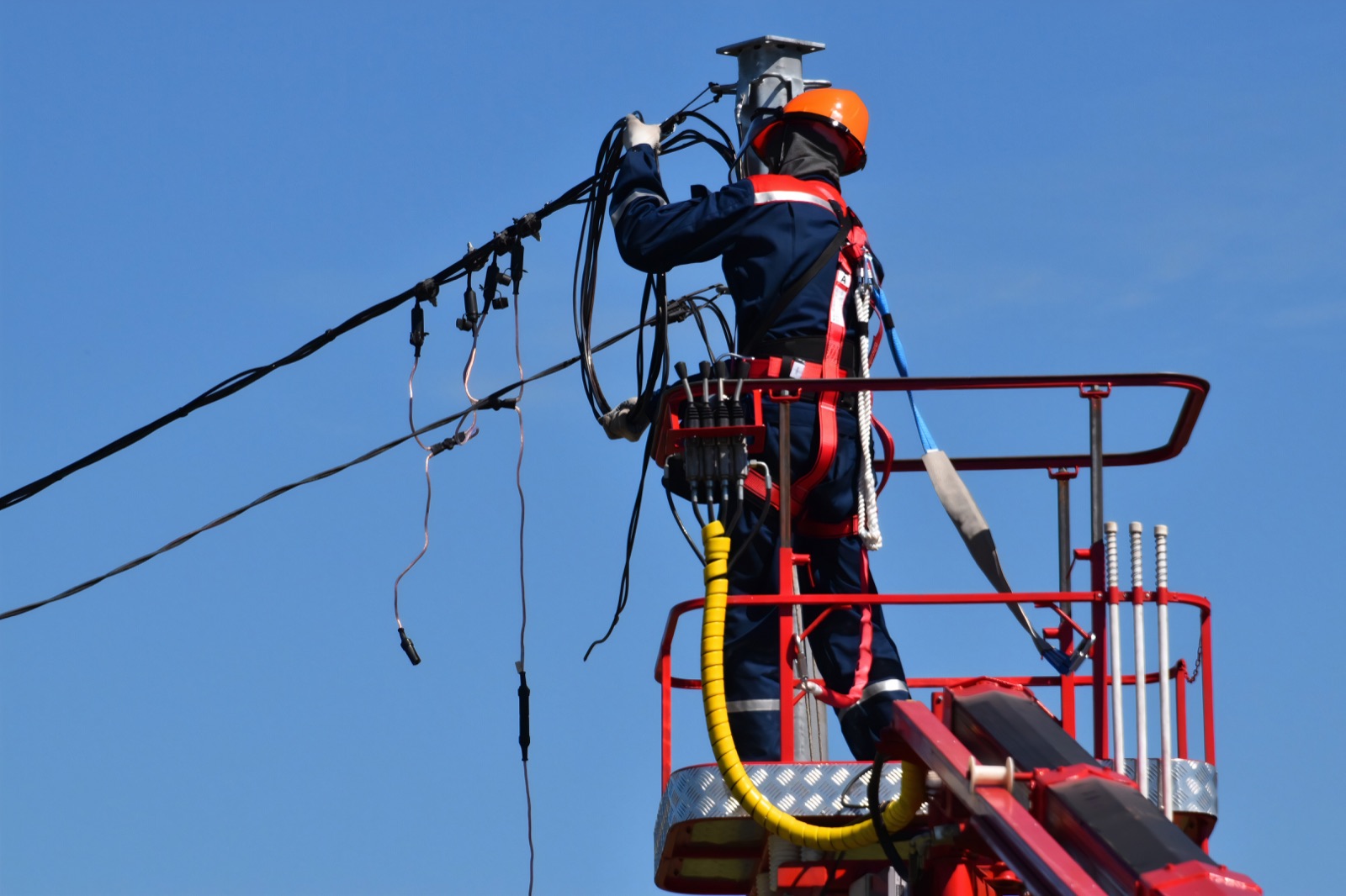 Equipa técnica em ambiente de infraestrutura elétrica
