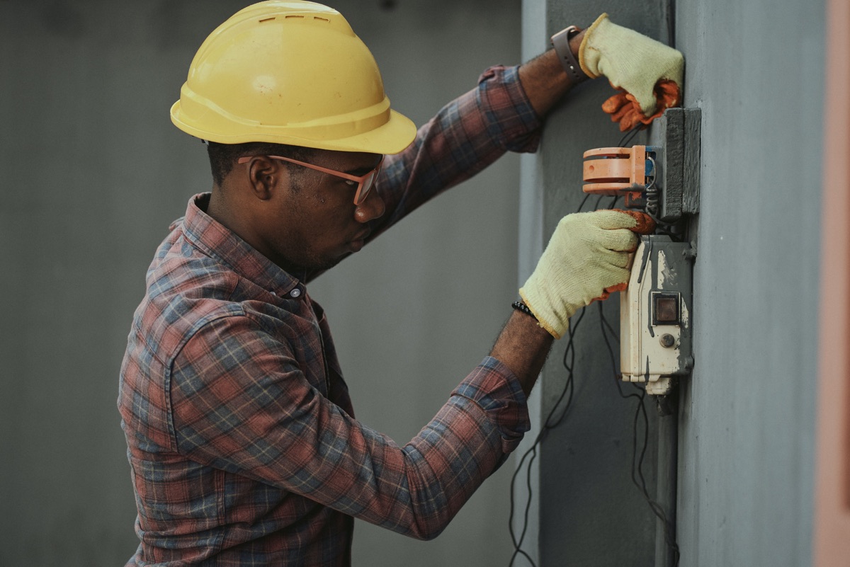 Profissional de eletricidade em trabalho técnico