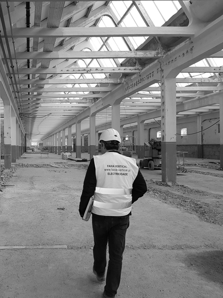 Detalhe de infraestrutura elétrica industrial